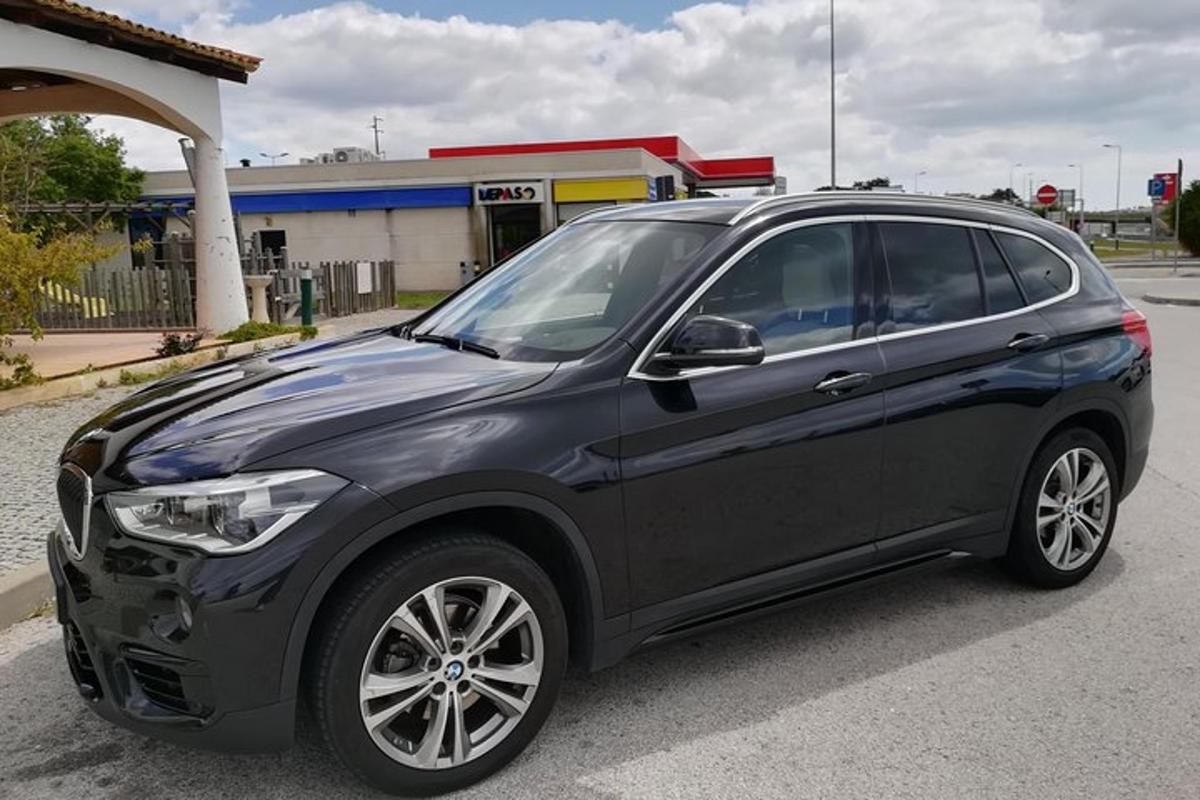 černé auto zaparkované před čerpací stanicí