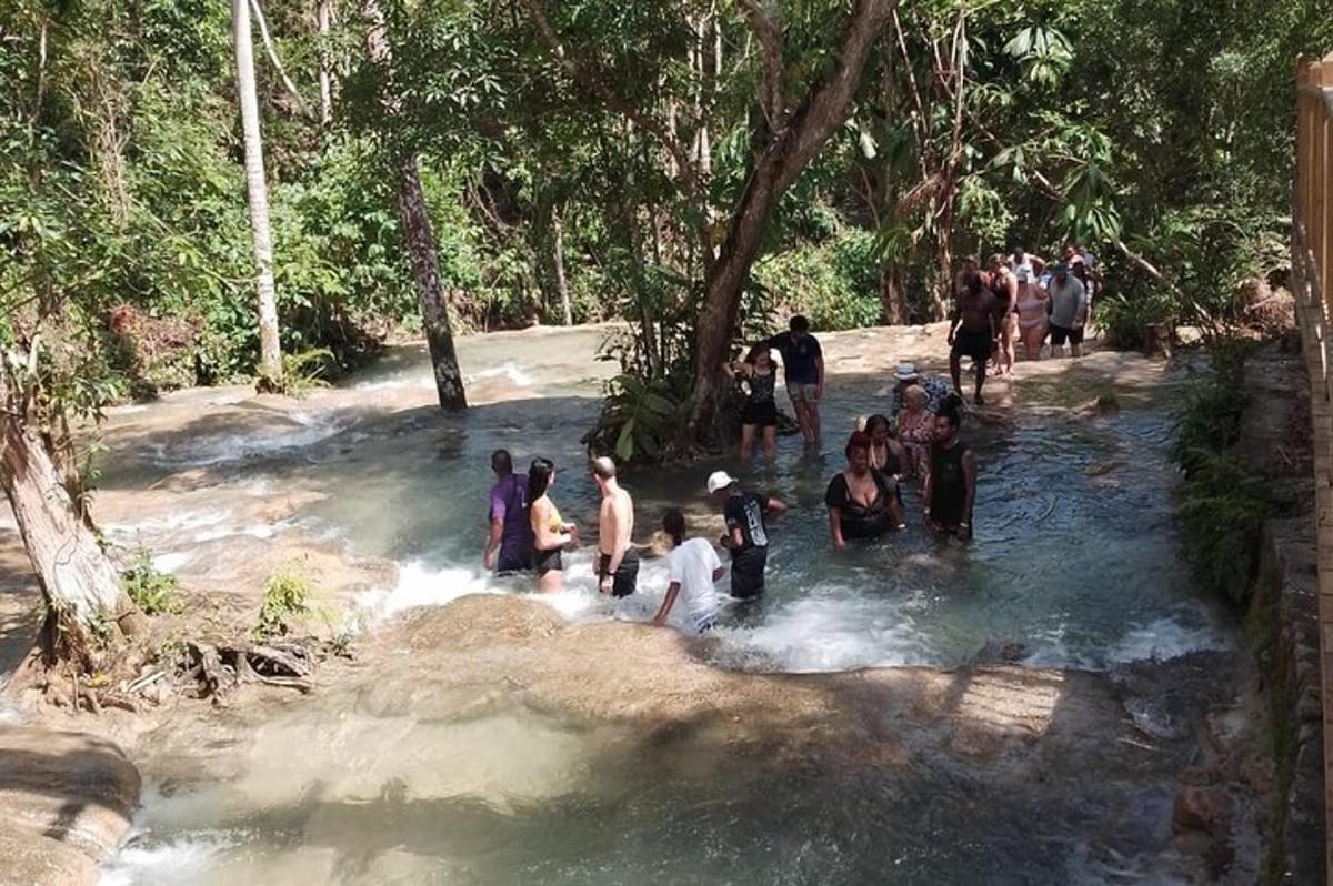 un gruppo di persone in piedi in un corso d'acqua