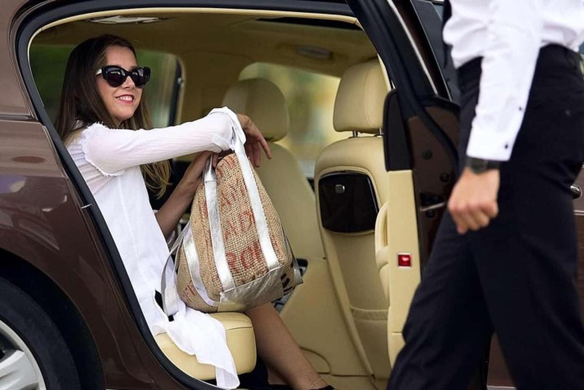 seorang wanita sedang duduk di belakang kereta