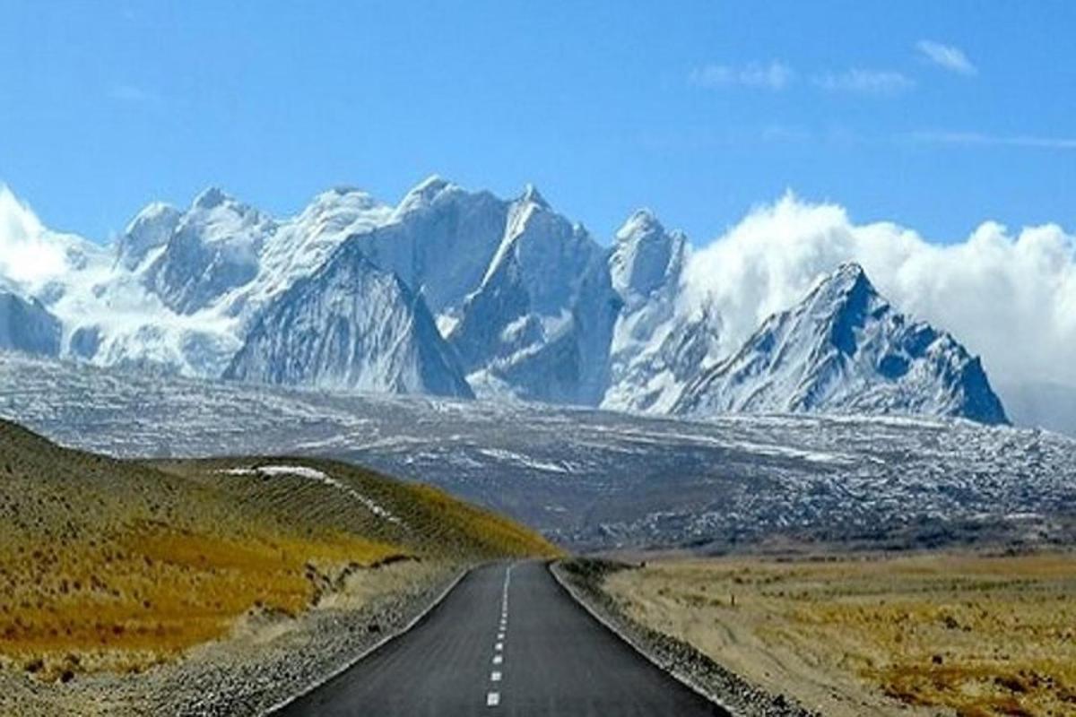 田野中间的一条路，山峦叠嶂