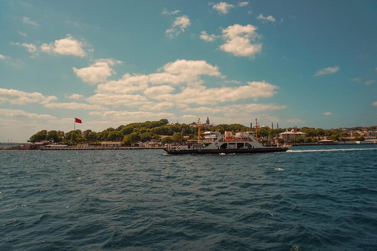 μια βάρκα σε μια μεγάλη υδάτινη μάζα