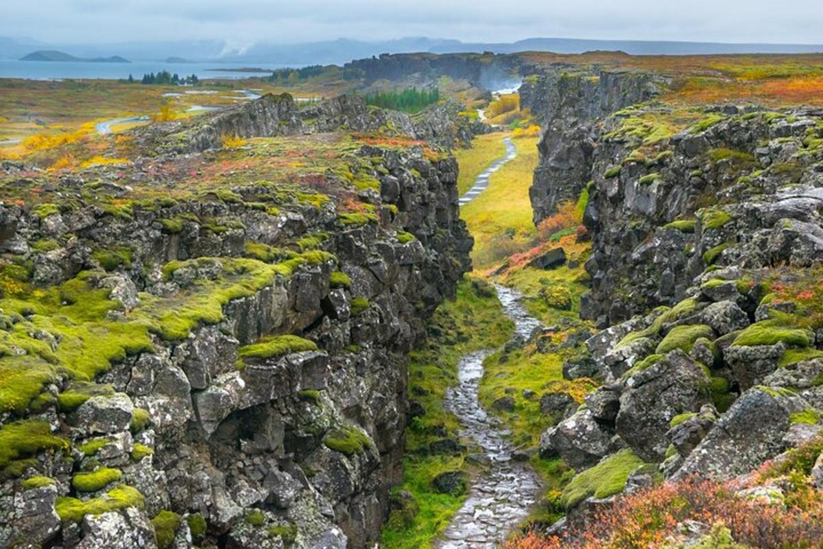 en elv som slynger seg gjennom en steinete fjellkløft