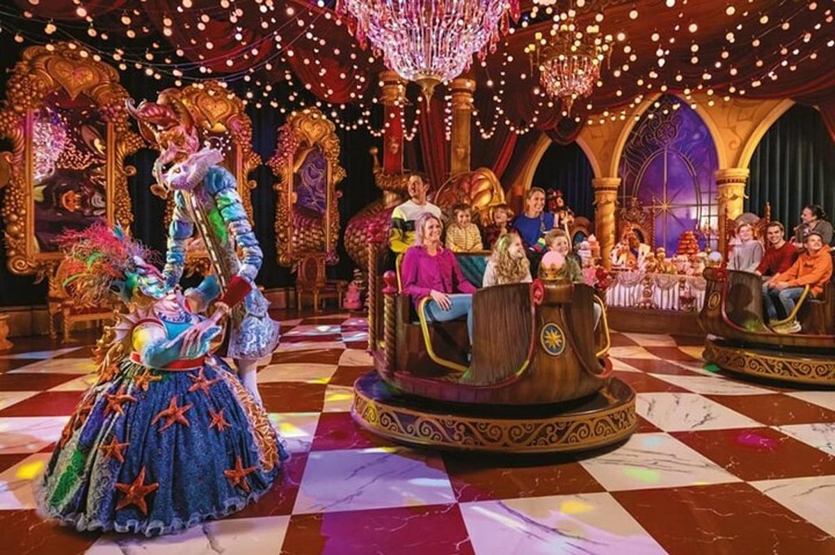 en gruppe mennesker som sitter i stoler i et Disney-show