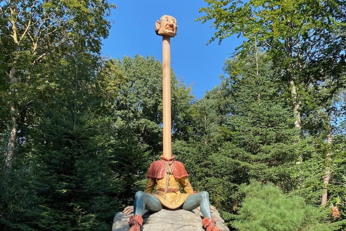 en statue av en mann som holder en baseballkølle
