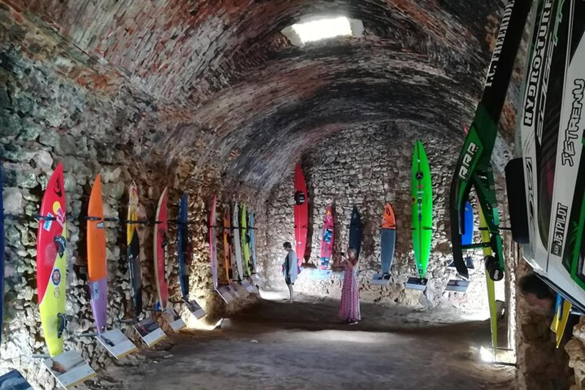 V tunelu je seřazena hromada lyží