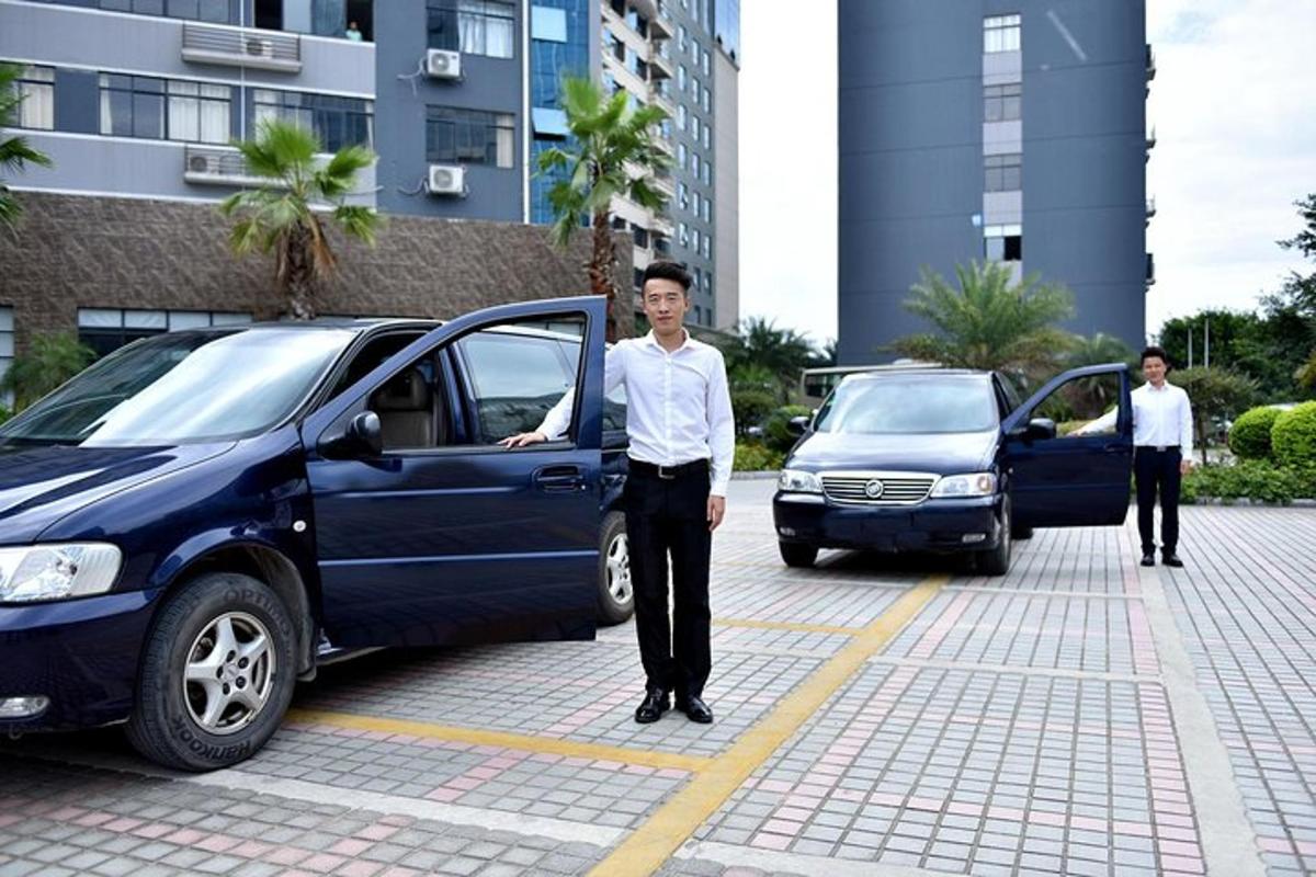 um homem parado na frente de uma van azul