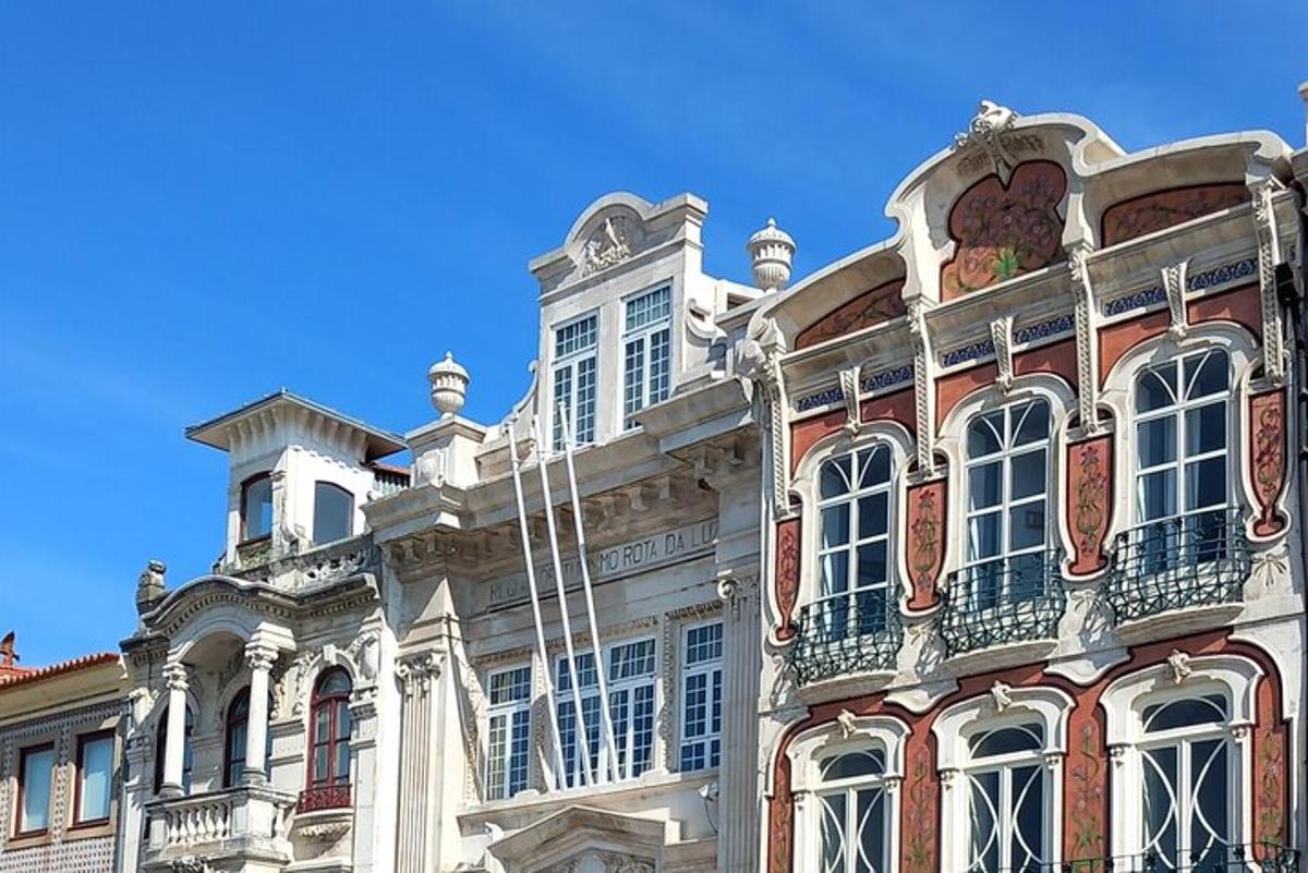ένα μεγάλο κόκκινο και άσπρο κτίριο με μπαλκόνι