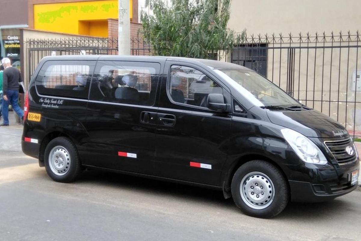 ένα μαύρο βαν παρκαρισμένο στην άκρη ενός δρόμου