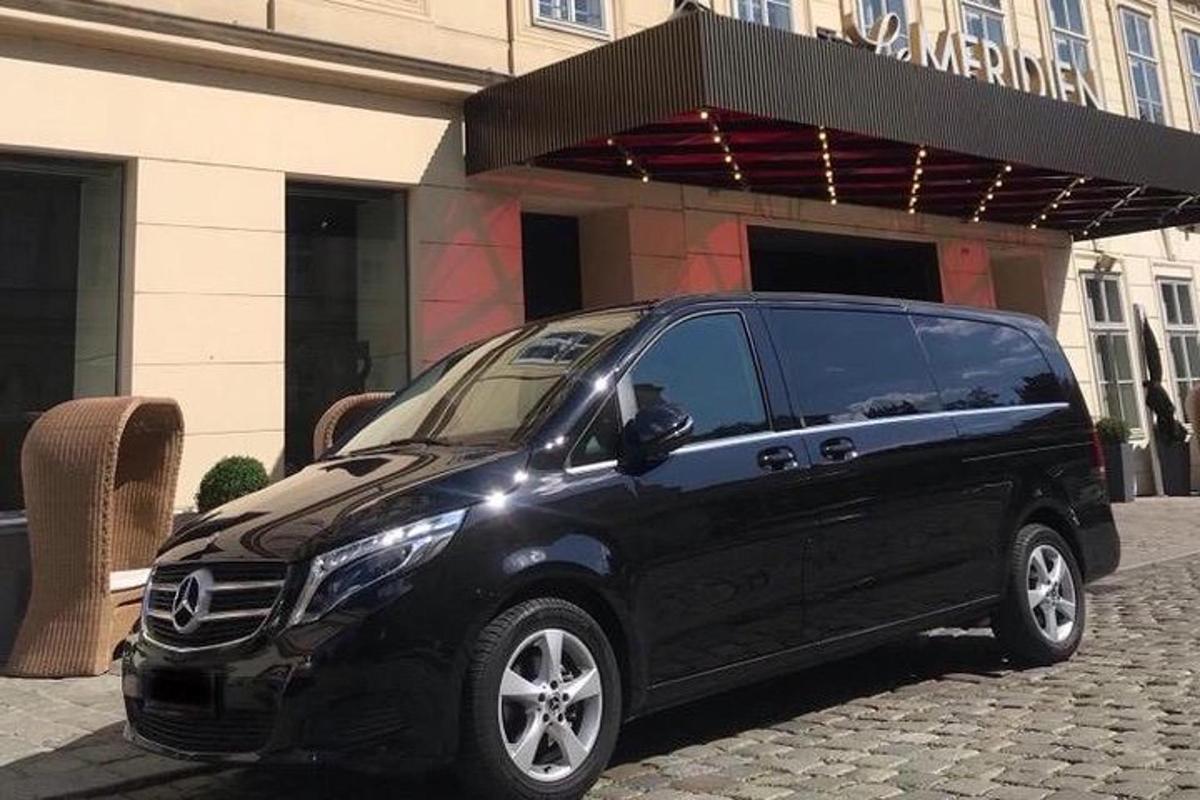 건물 앞에 주차된 검은색 SUV