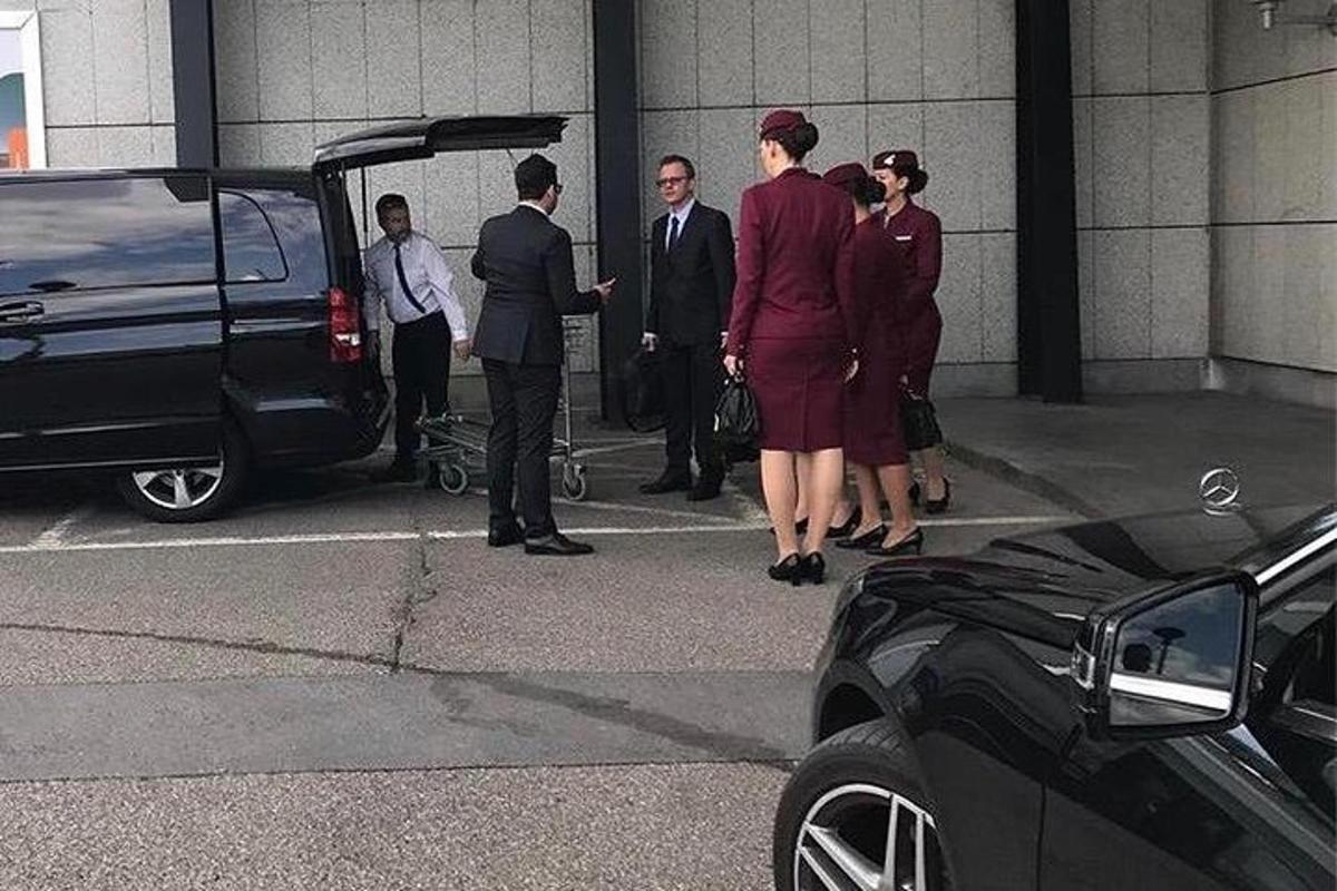 en gruppe mennesker, der står foran en bil
