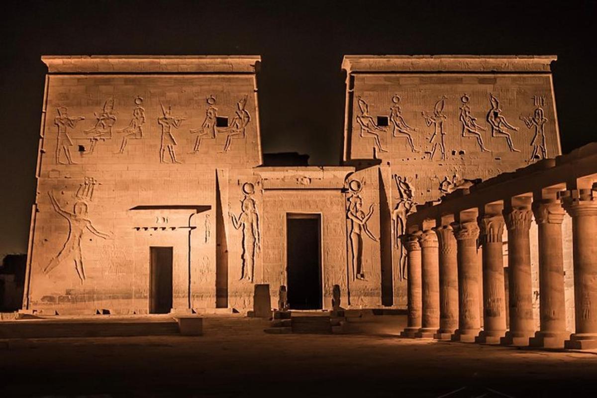 مبنى قديم عليه نقوش هيروغليفية في الليل