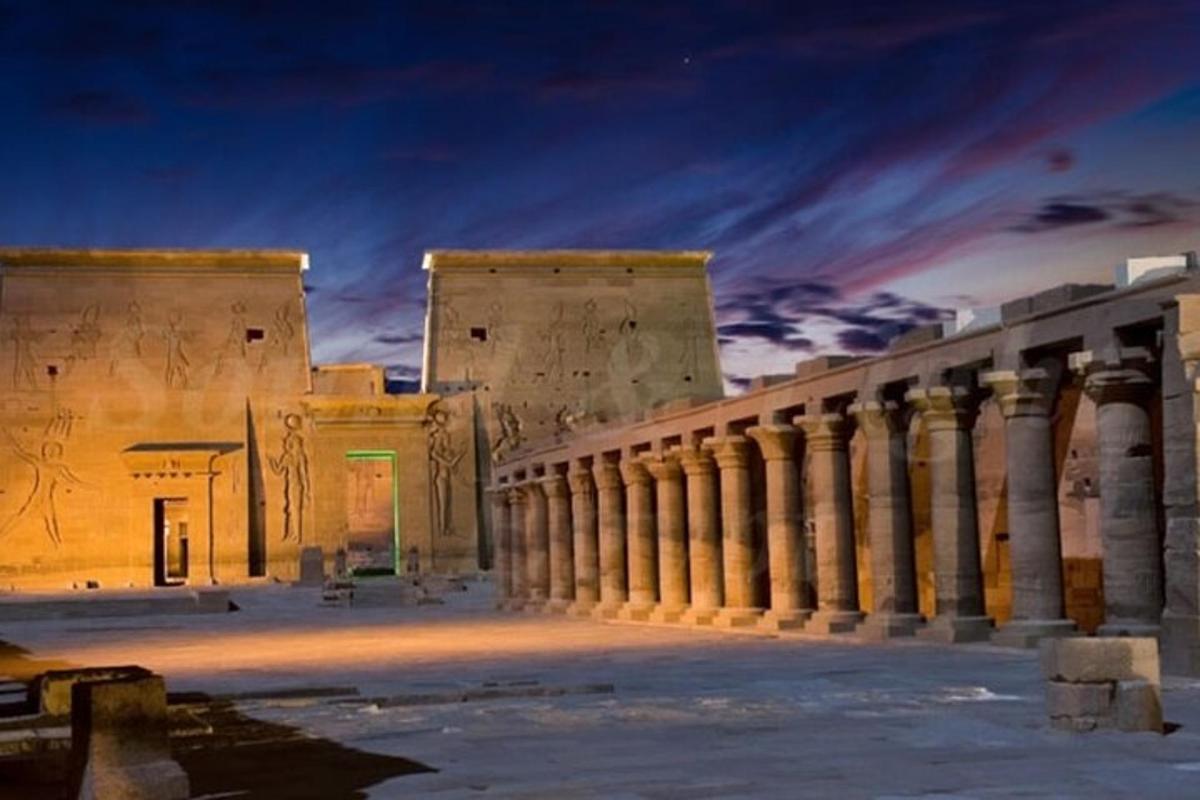 antiche rovine di un edificio con colonne di notte