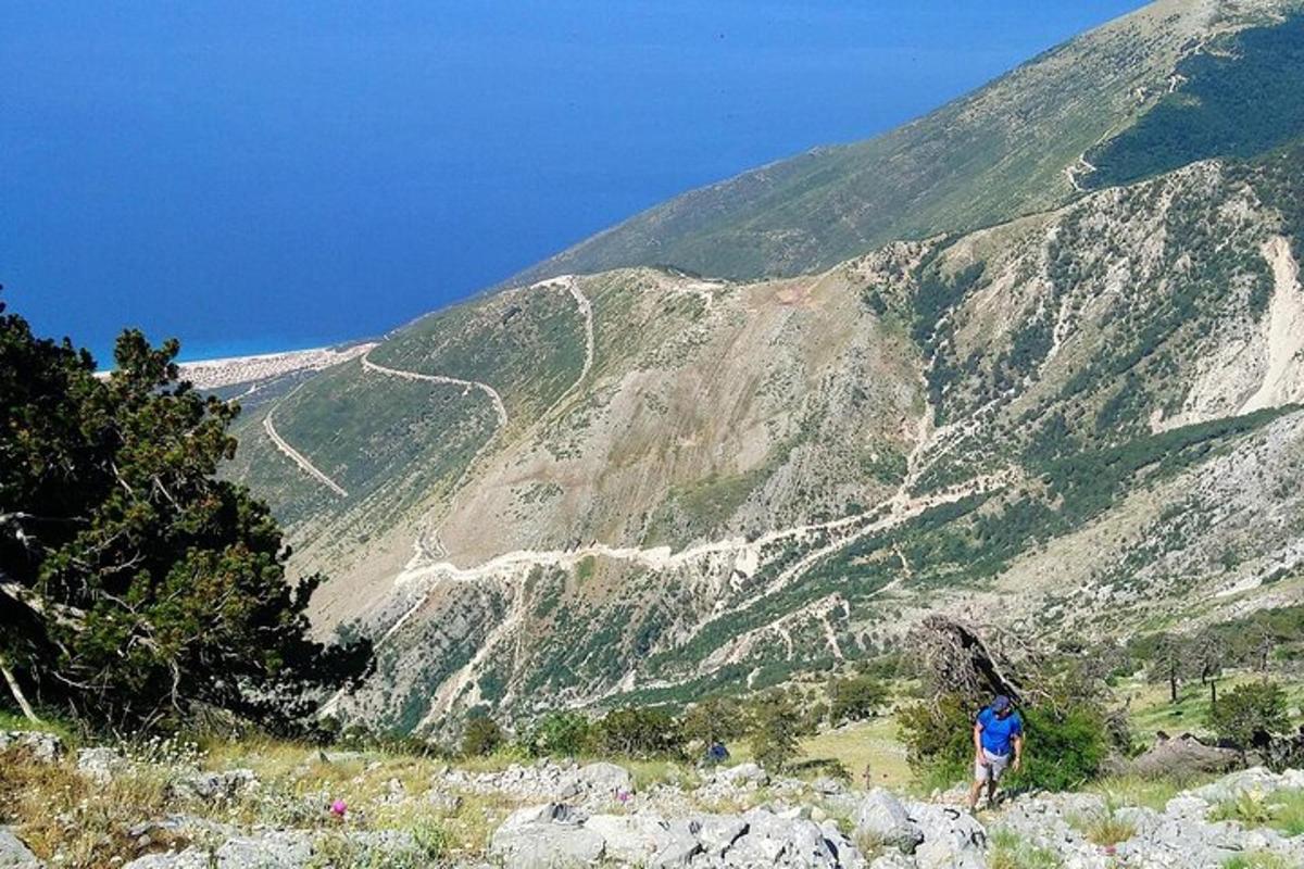 ένα άτομο που στέκεται στην κορυφή ενός βουνού