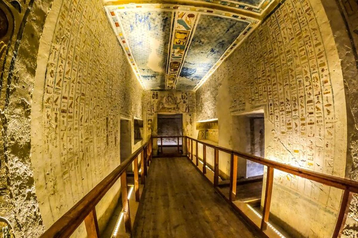 an empty hallway in an old building with a ceiling