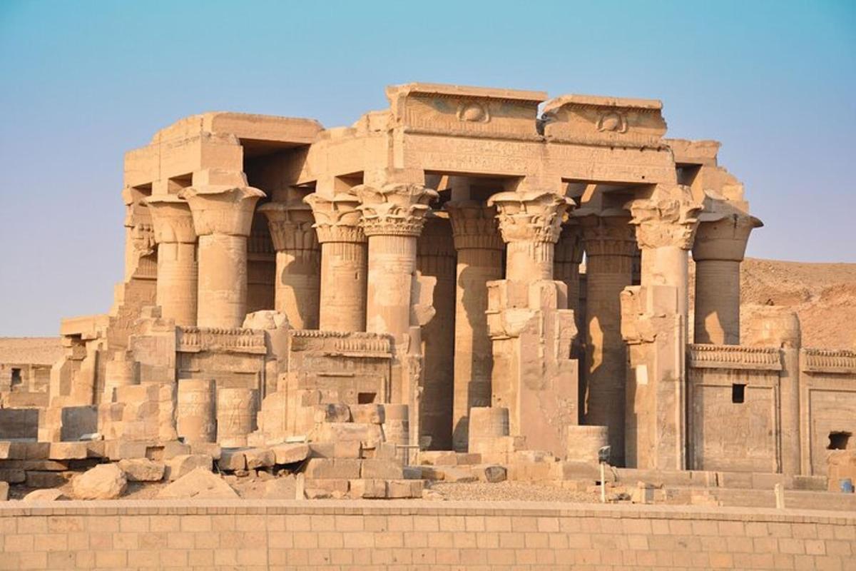 un edifici antic amb columnes al desert