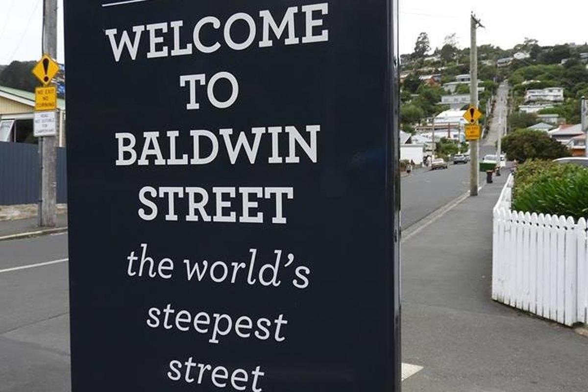 Un cartel que dice "Bienvenidos a Baldwin Street, la calle del mundo".