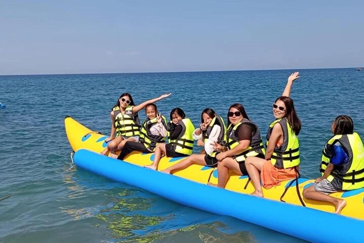un grup de noies en una taula de paddle surf a l'aigua