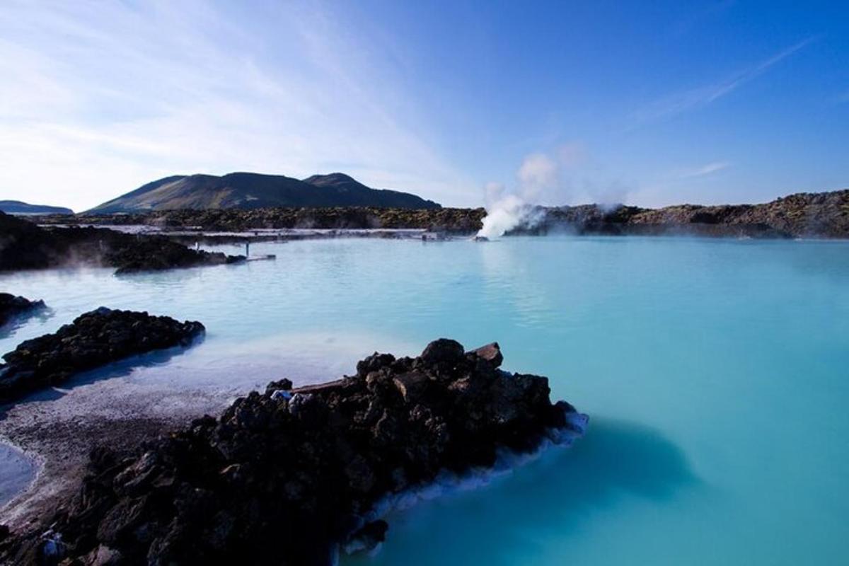 uma piscina azul de água com vapor ao fundo