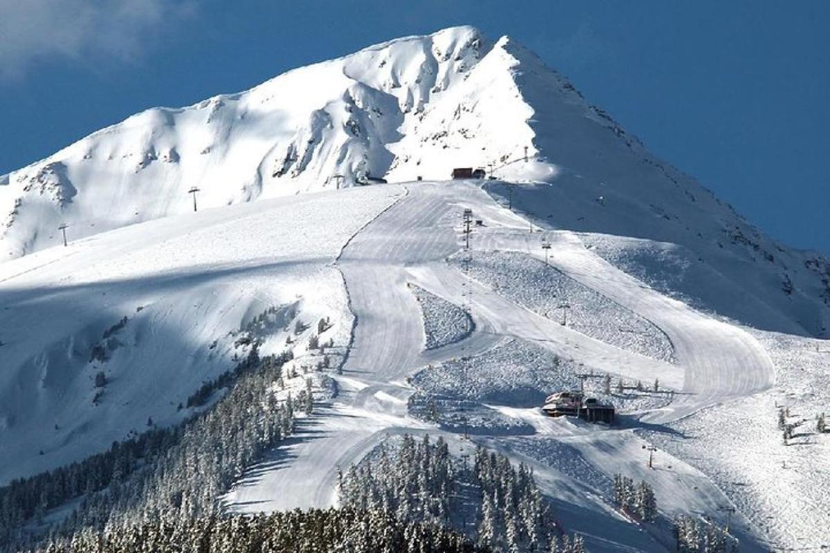 جبل مغطى بالثلوج مع مصعد تزلج عليه