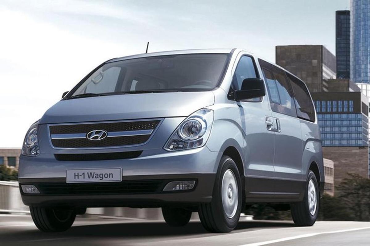 một chiếc xe tải Hyundai màu bạc đậu trên phố thành phố