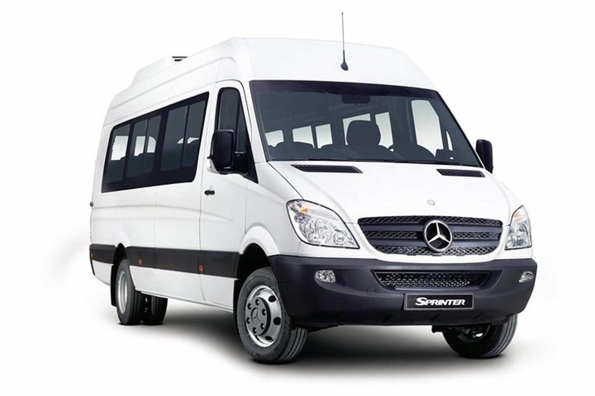 một chiếc xe tải màu trắng được tách biệt trên nền trắng