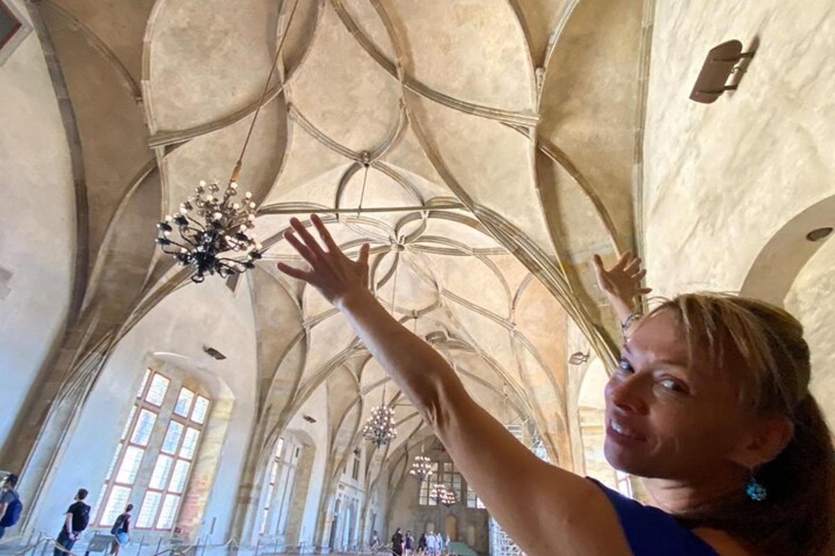 uma mulher está olhando para o teto de um prédio