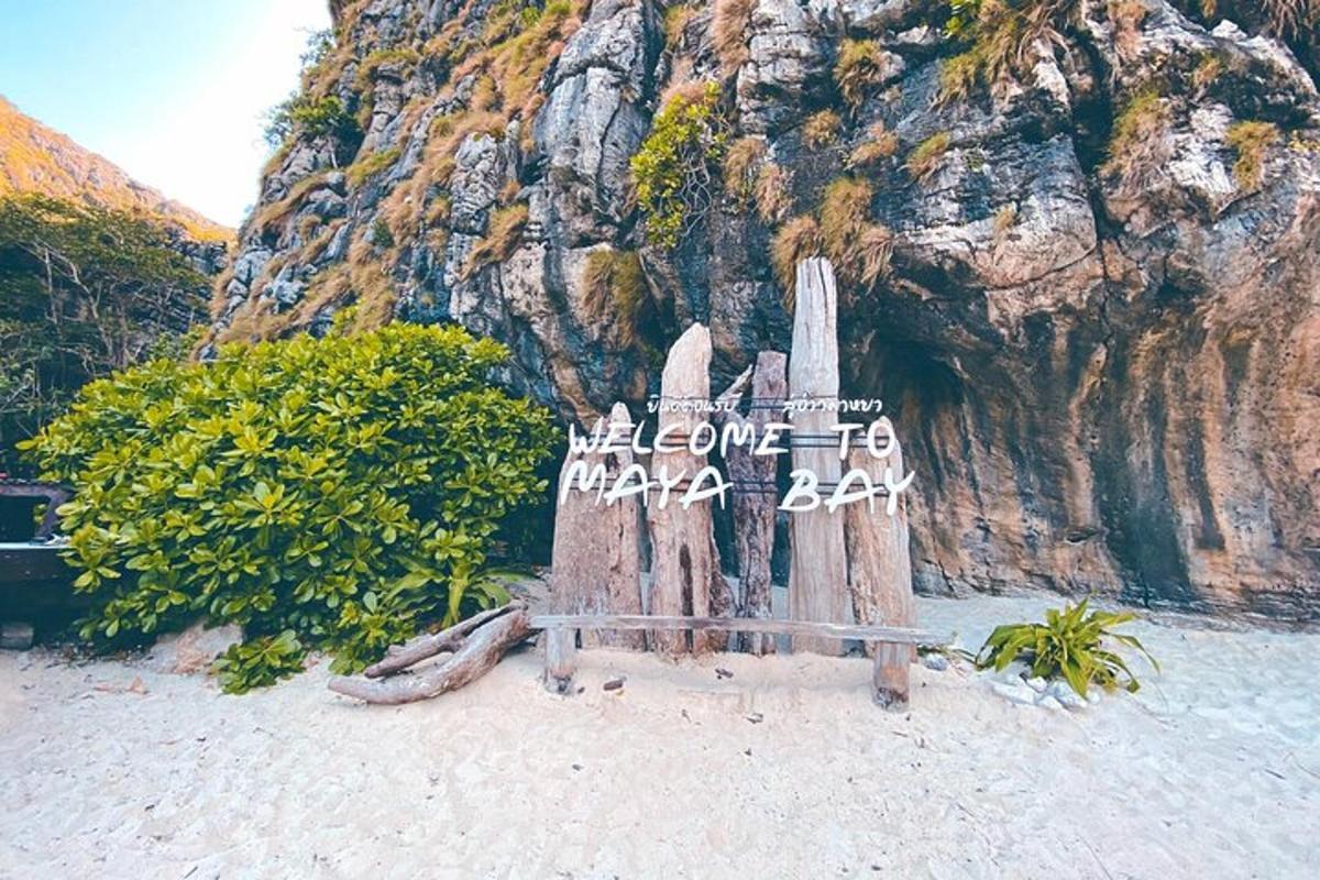 bangku duduk di pantai bersebelahan gunung