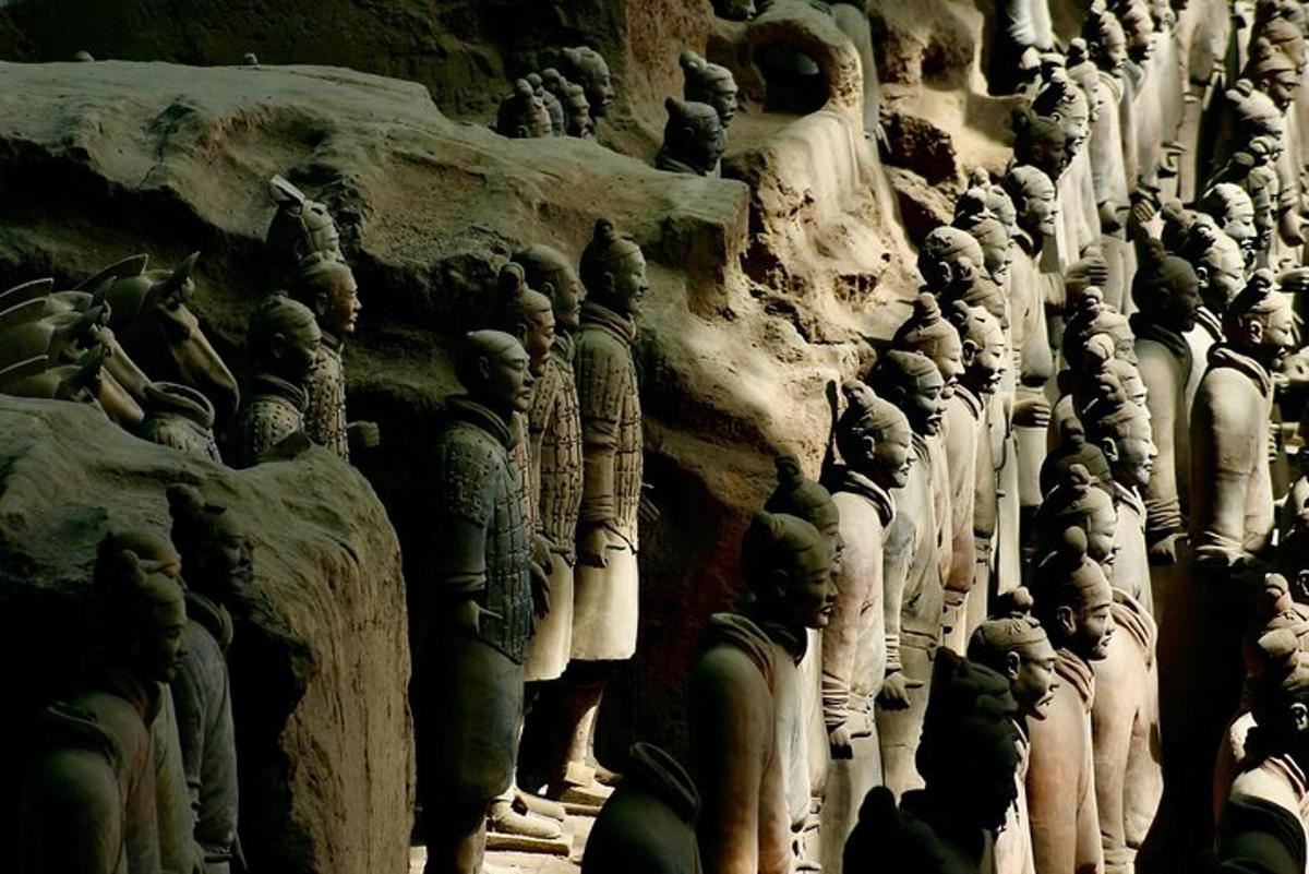 un grande gruppo di statue su un muro