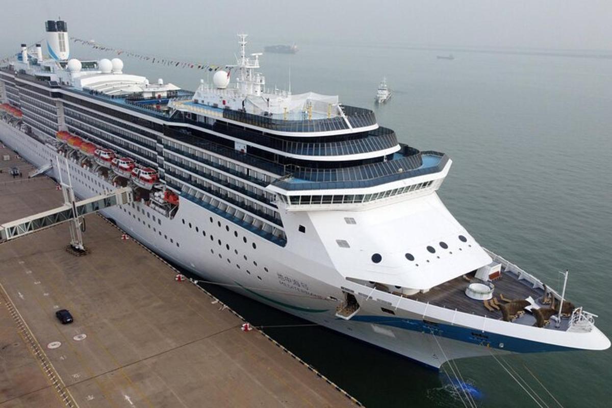 una nave da crociera è attraccata in acqua