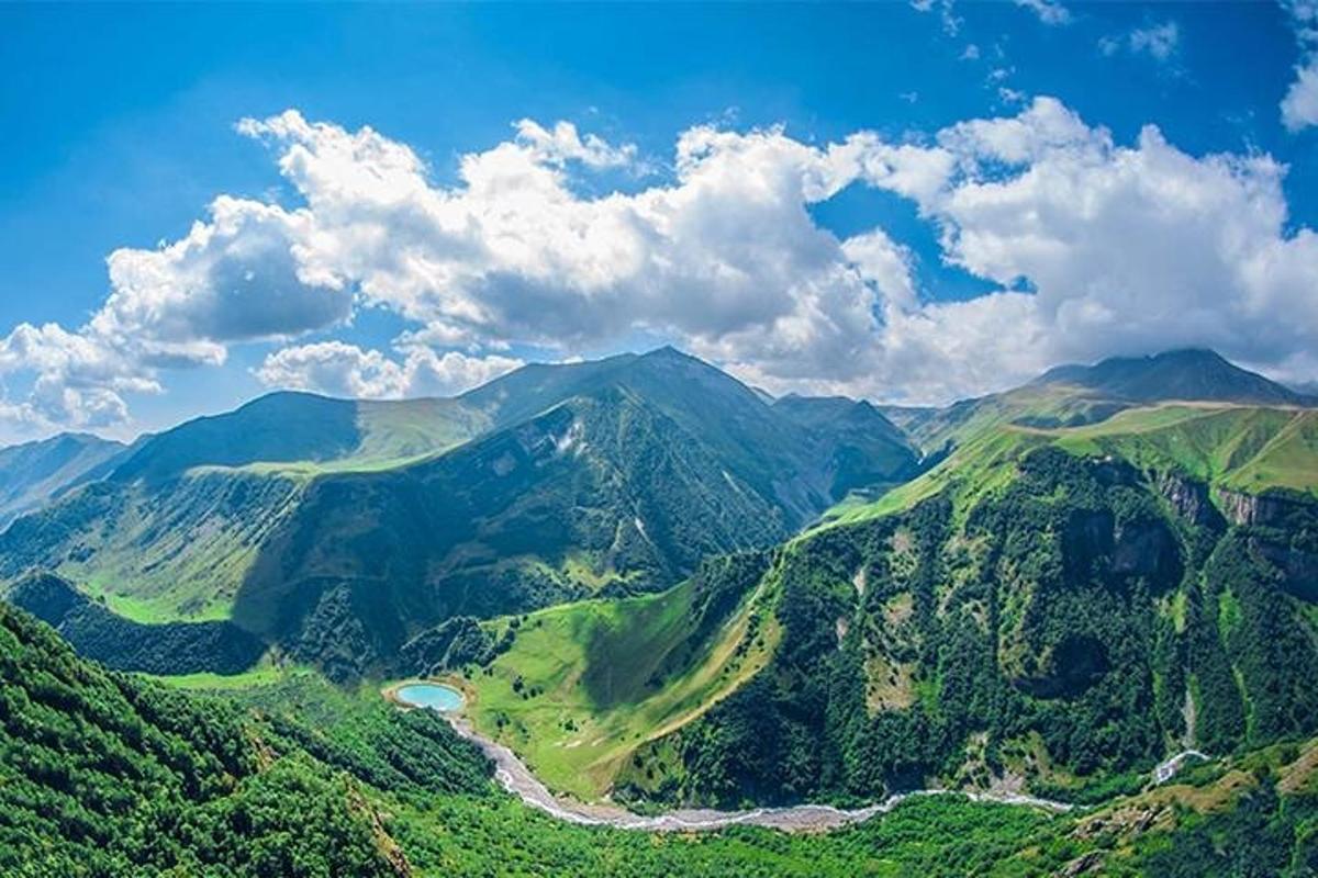 uma vista de uma montanha com um rio nela