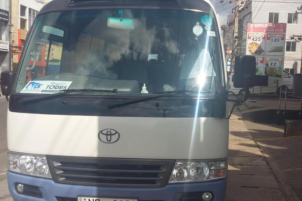 Velký bílý autobus zaparkovaný na městské ulici