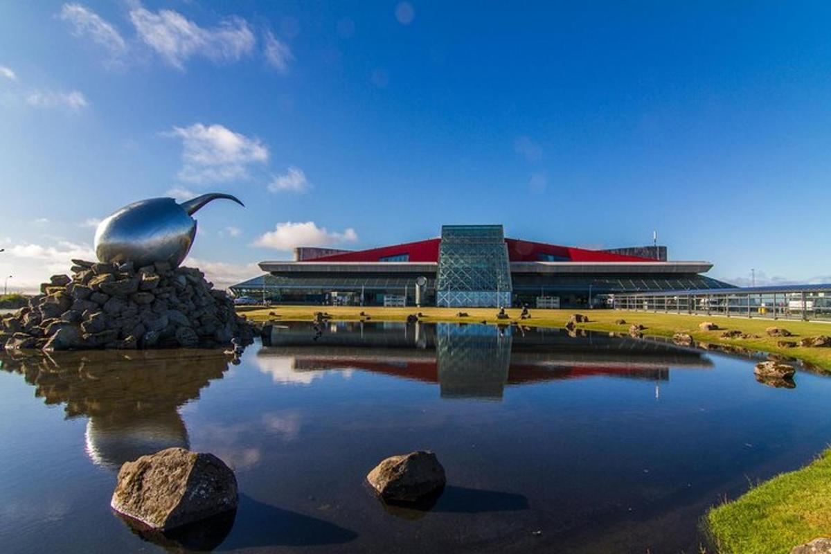 un grande edificio con un uccello in cima a un lago
