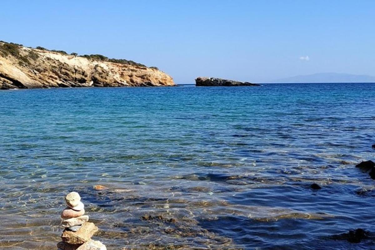 un grup de roques a la vora de l'oceà