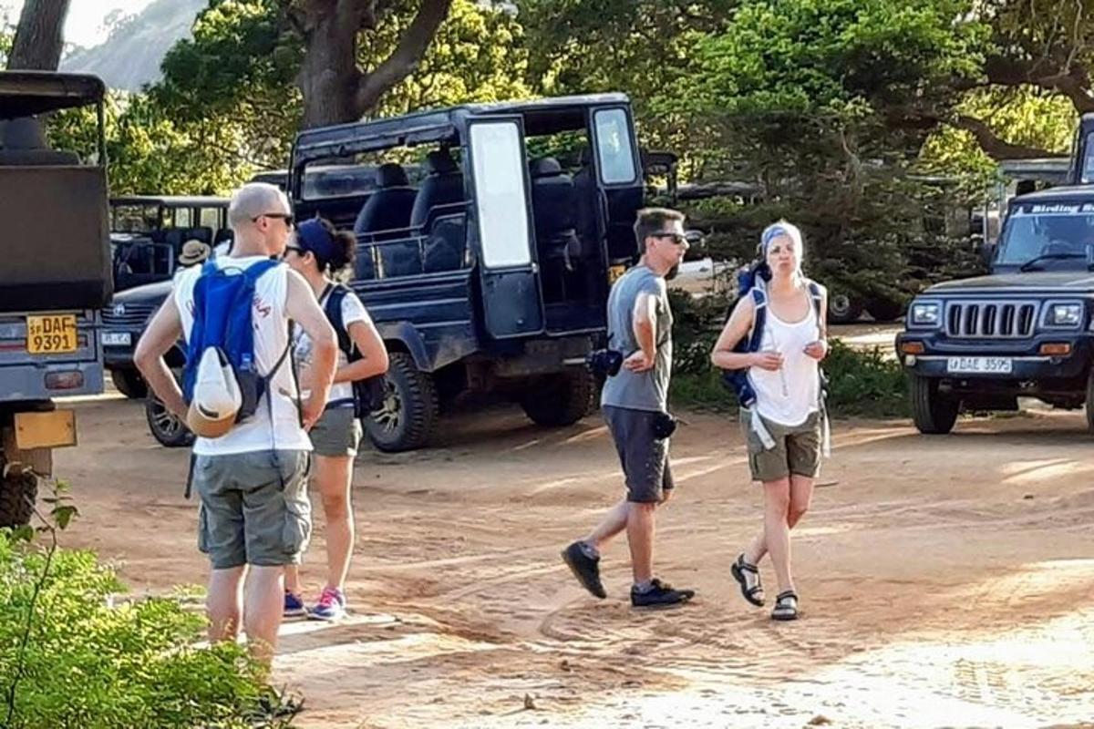 grupp inimesi, kes kõnnivad džiibi ees
