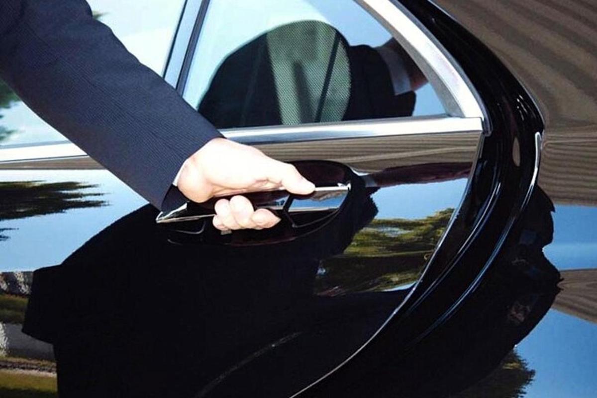 o persoană care deschide portiera unei mașini