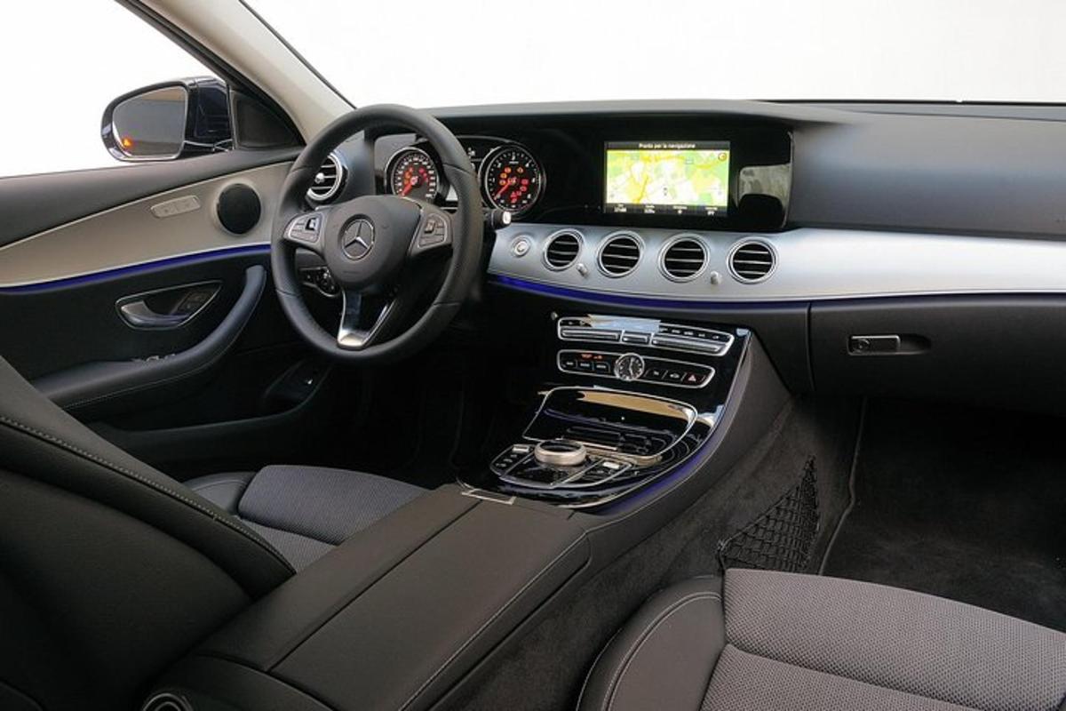 pogled na pilotsko kabino avtomobila Acedes Benz