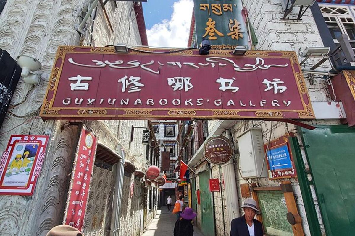 a sign for a gymboscopic gallery on a street