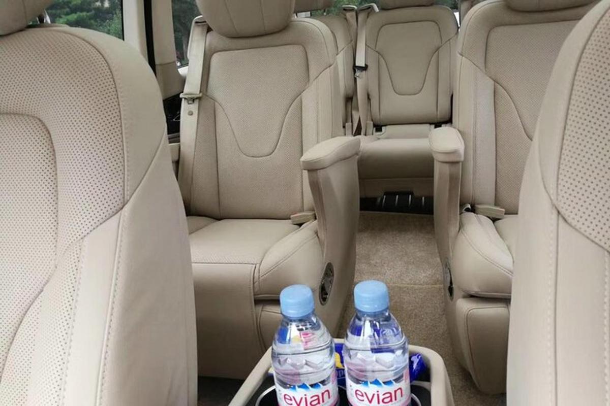 zwei Flaschen Wasser auf den Rücksitzen eines Autos