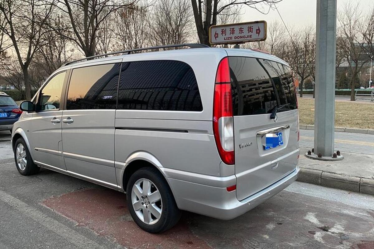 Una camioneta plateada estacionada en un estacionamiento