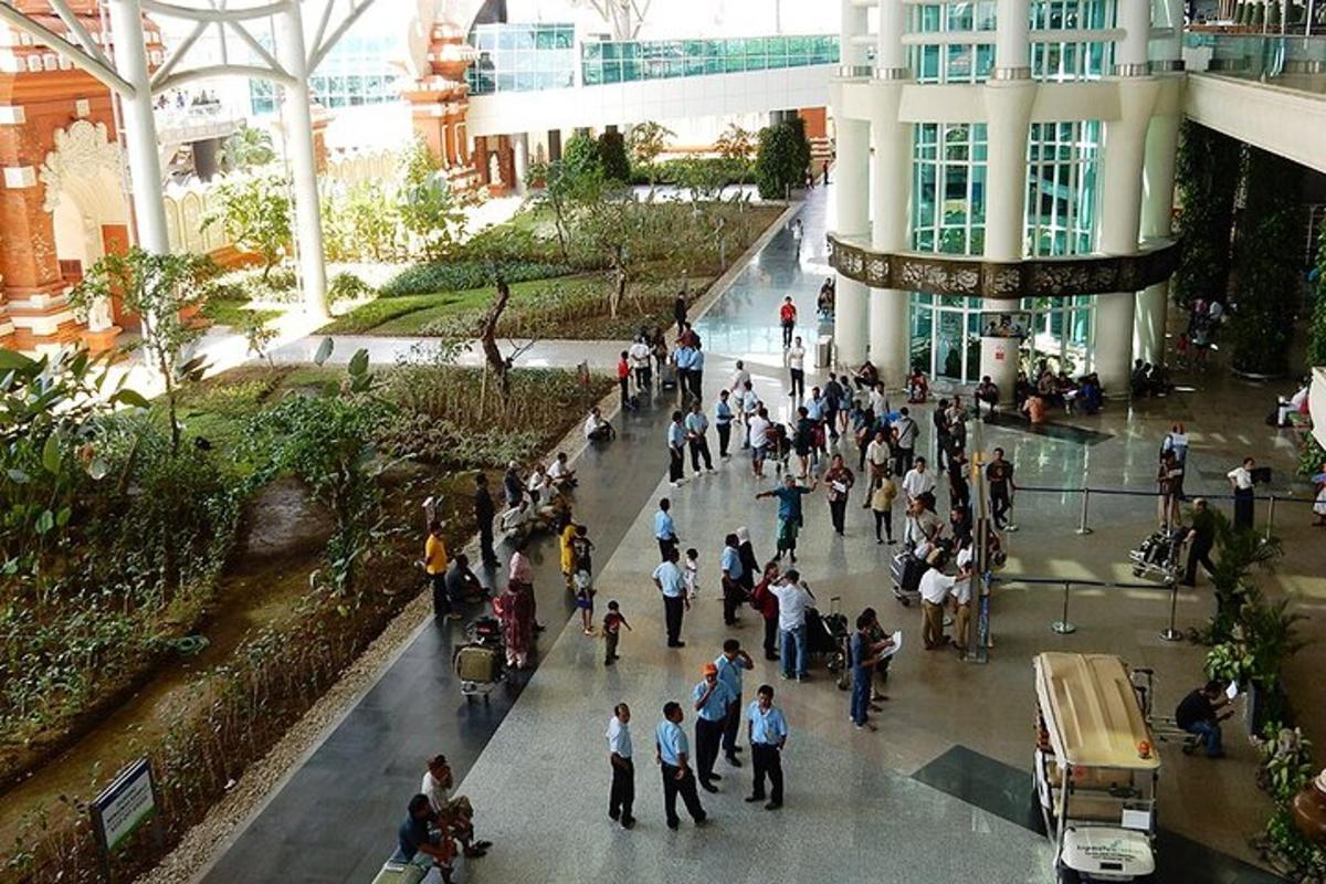 un grupo de personas caminando en un edificio