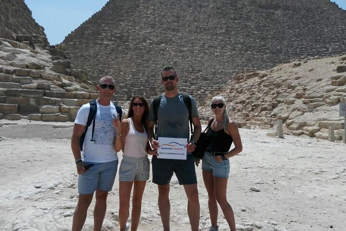 een groep mensen die voor de piramide staat