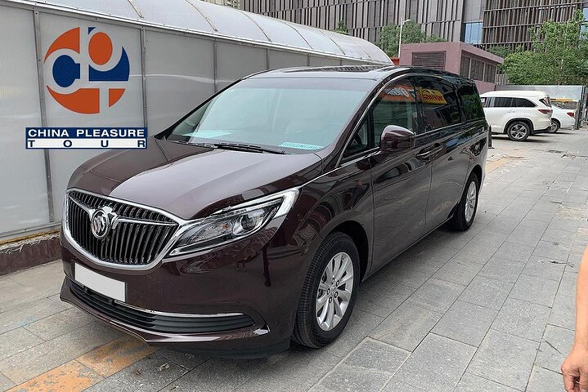 一辆黑色 SUV 停在一辆拖车旁边