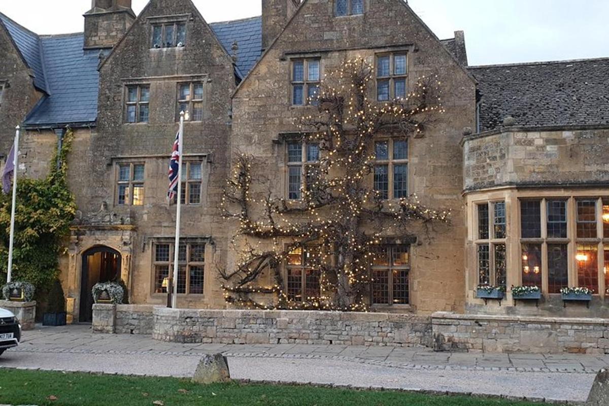 un edifici amb un arbre de Nadal al davant