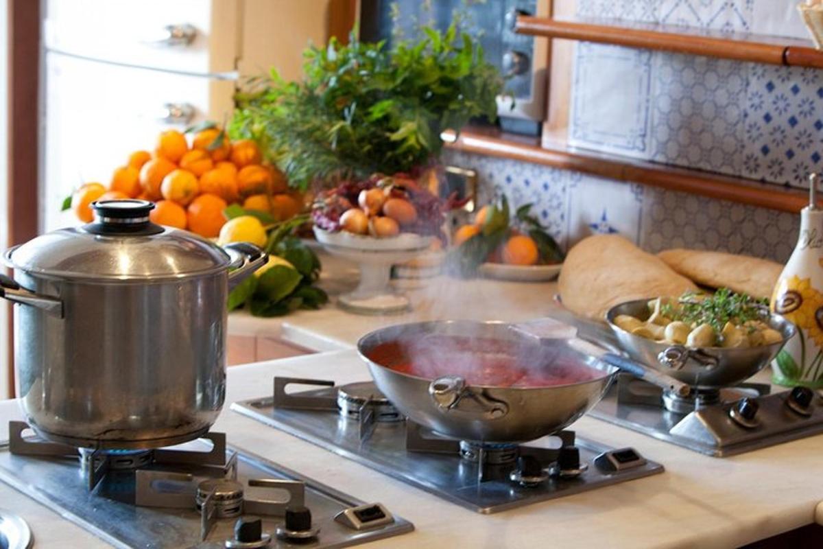 una stufa da cucina con una pentola e una ciotola di cibo