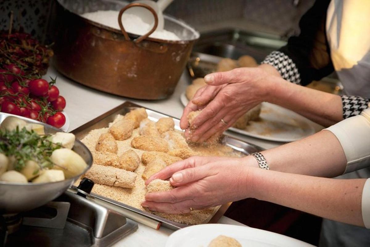 un paio di persone che preparano il cibo su un bancone