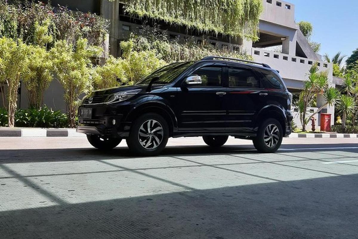 ein schwarzer SUV, der am Straßenrand geparkt ist