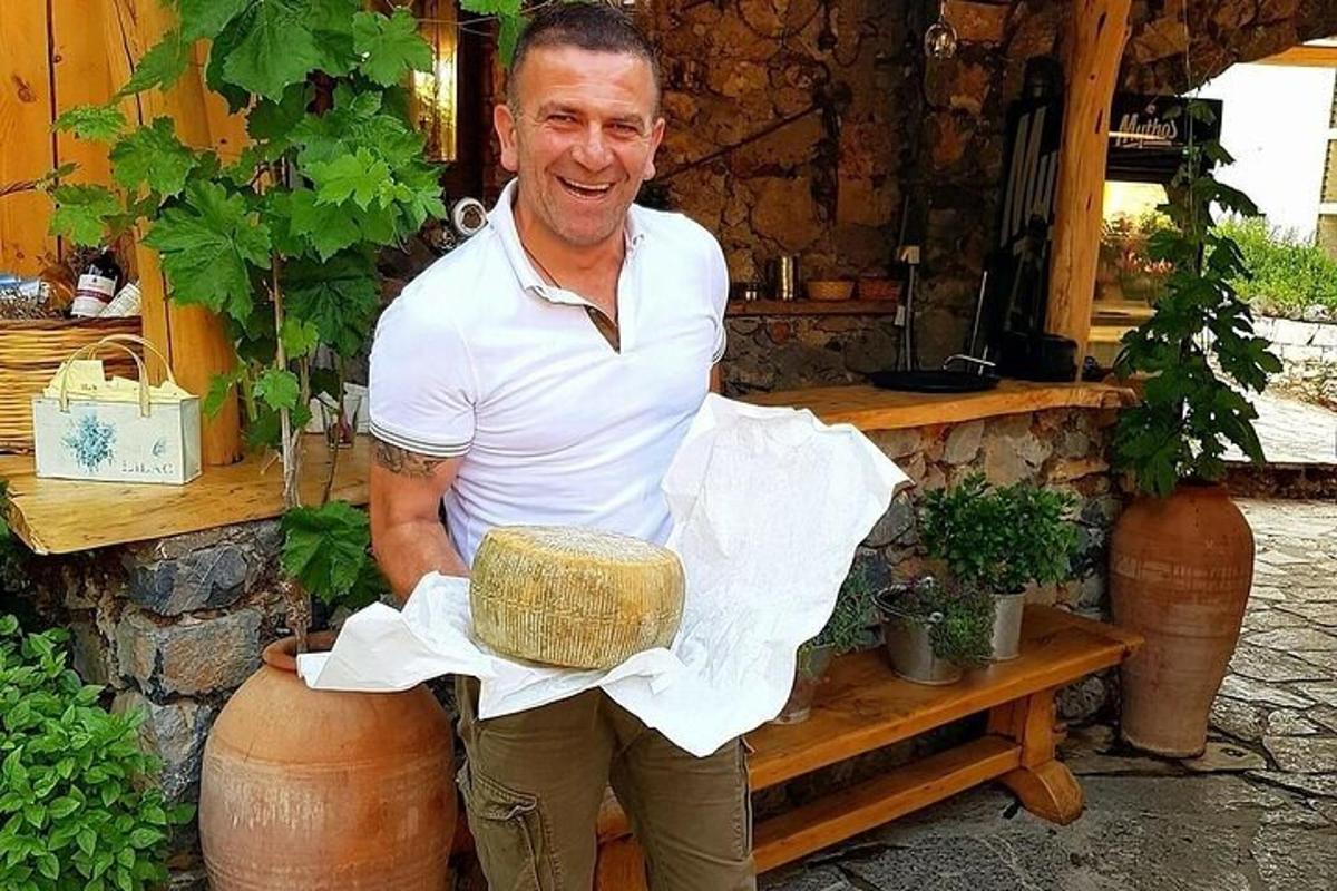 un uomo che tiene in mano un cestino con un tovagliolo