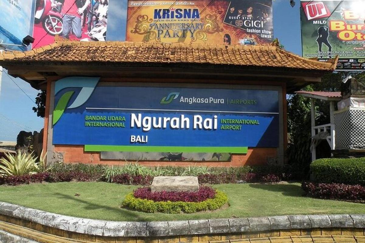 tanda untuk bola naughariroid di hadapan bangunan
