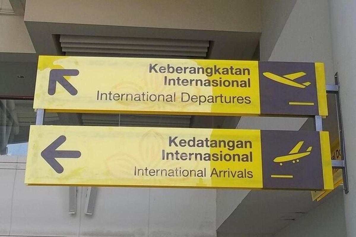 tanda dalam bangunan dengan anak panah di atasnya