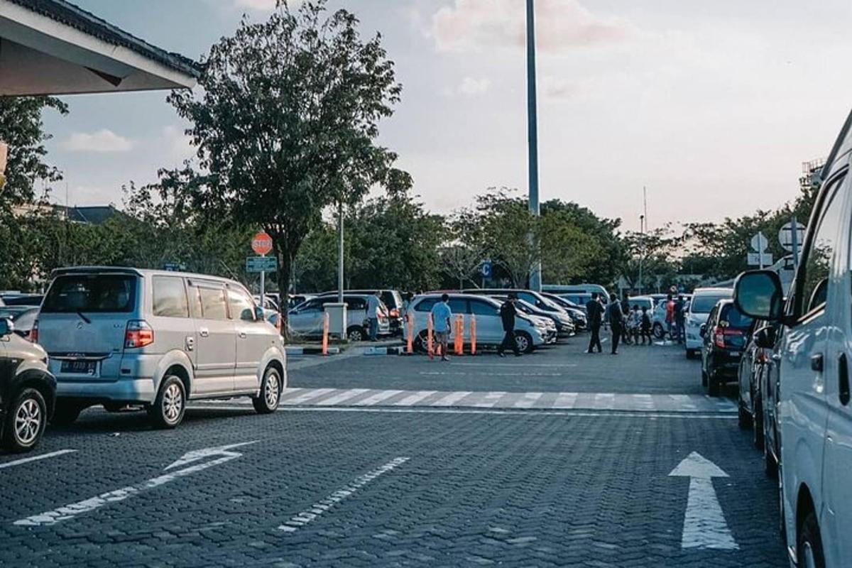 tempat letak kereta yang dipenuhi dengan banyak kereta yang diletakkan